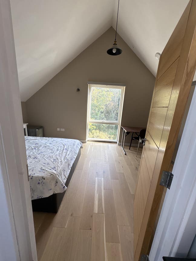 Large double room in new modern house  Main Photo