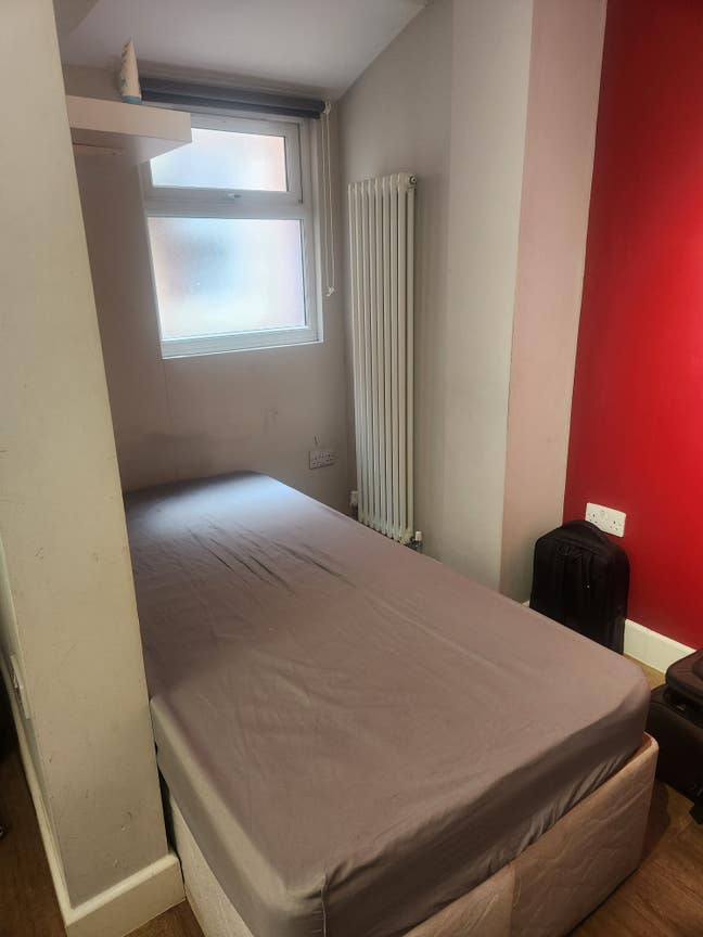 Budget ensuite room to rent (tenancy takeover) Main Photo