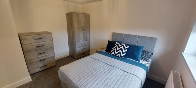 Modern Ensuite - Excellent Location Royal Surrey Main Photo