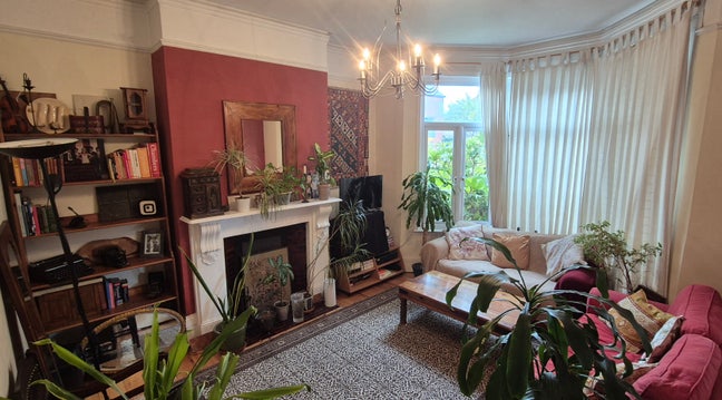 Beautiful Room by East Finchley Station, Shops Main Photo