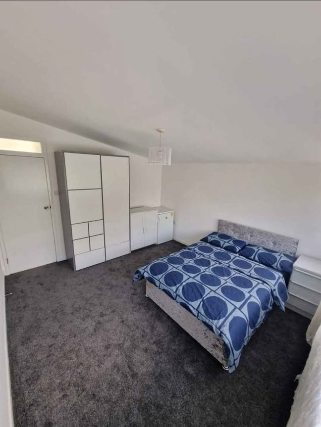 King sized bed  Main Photo