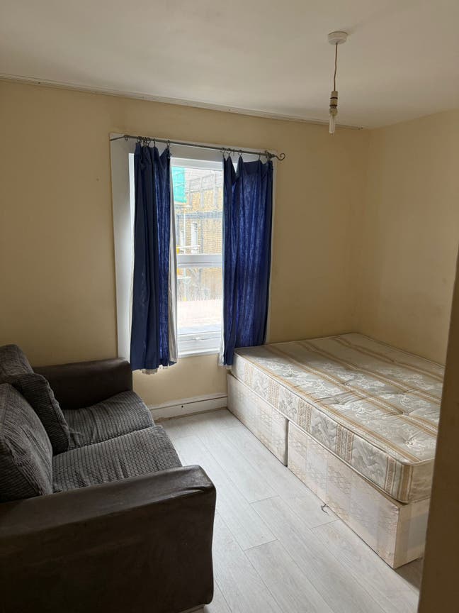 Single Room to let  Main Photo