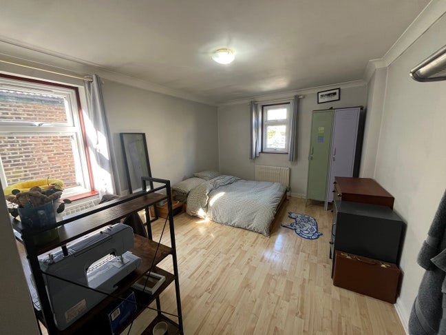 Large room in clean, creative house  Main Photo