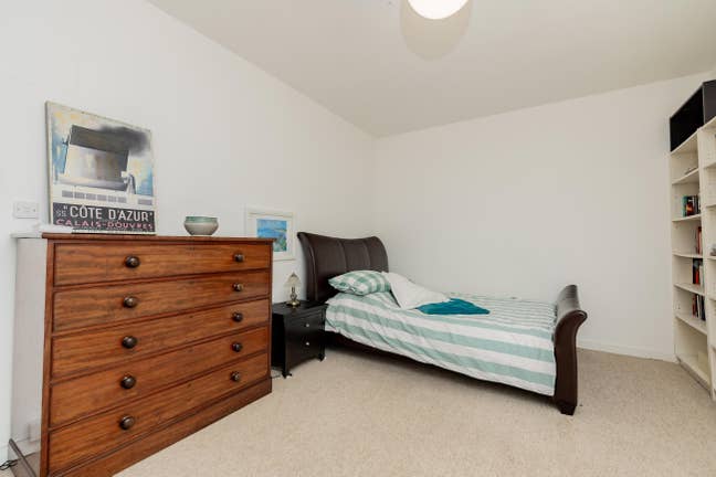 Spacious studio flat for rent. Must see. Main Photo