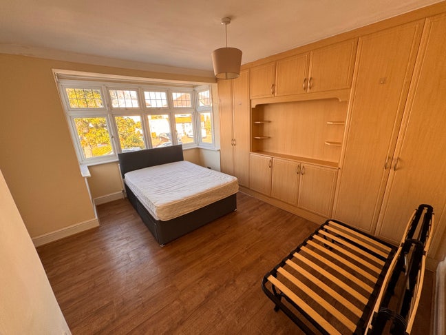 Morden Ensuite Double Room With Private Shower  Main Photo