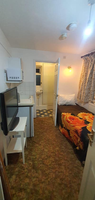 Mini studio flat with ensuite and kitchenette Main Photo