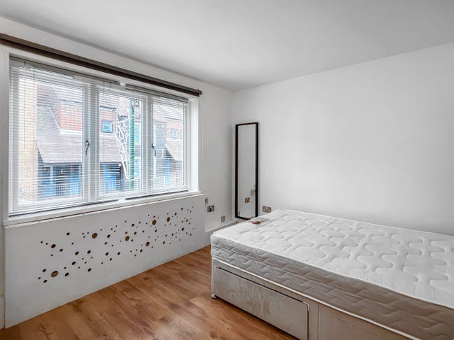 3 double bedroom flat on near tube stations  Main Photo