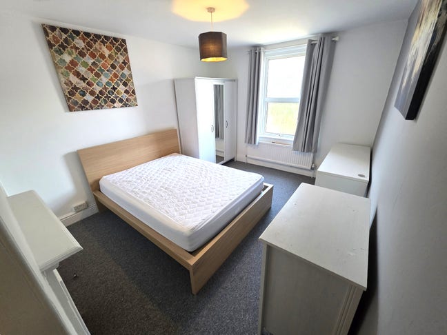 Newly refurbished en suite furnished room Main Photo