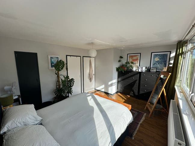 Spacious, south facing double in central location Main Photo