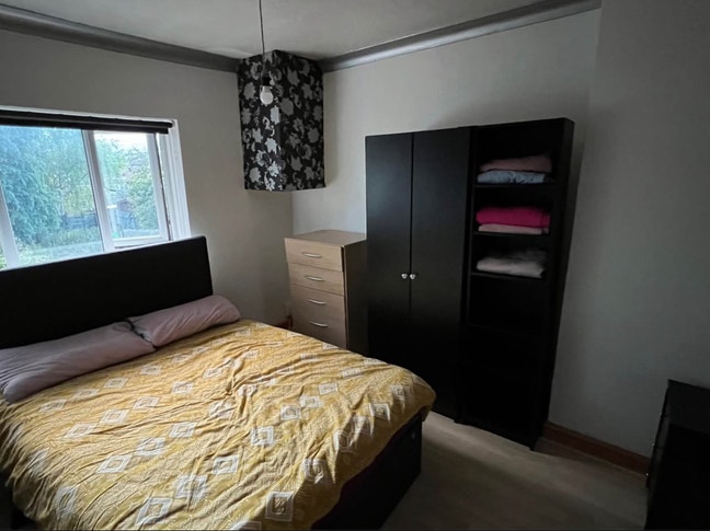 Spacious Double Room close to Train station Main Photo
