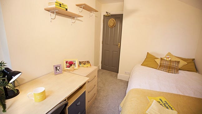 16 Hubert Place - Two Rooms Available NOW!! Main Photo