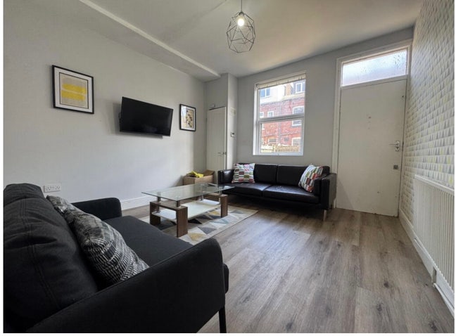 Beautiful 5 bedroom property - No deposit! Main Photo