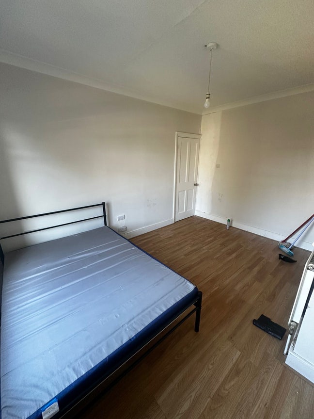 Spacious Double Room in Seven Kings Main Photo