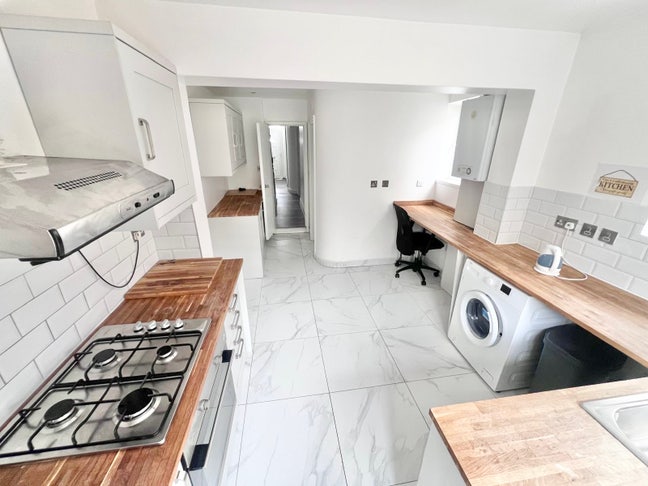 Comfy Affordable Rooms Up for Rent in E7 Main Photo
