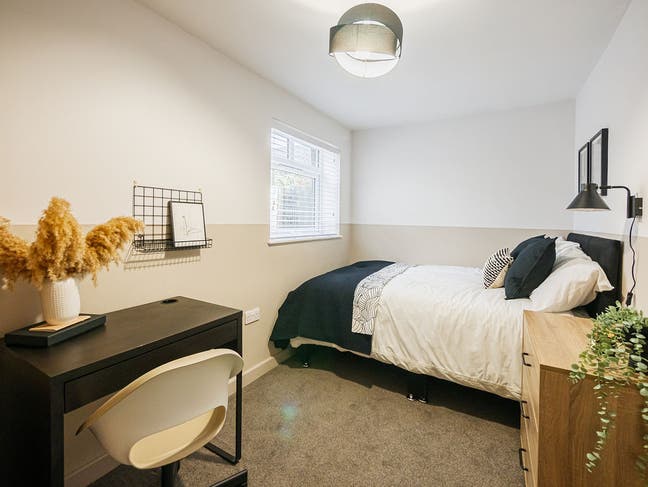 Modern rooms to rent - Available now, inc bills! Main Photo