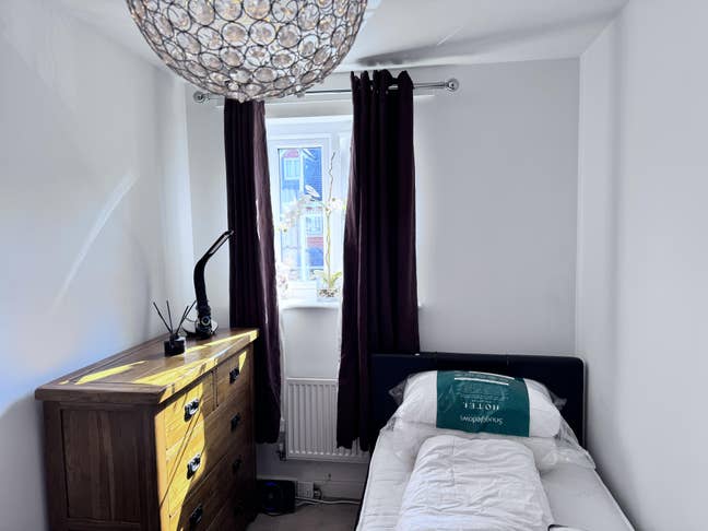 Lovely Single Room Available in a Friendly Home Main Photo