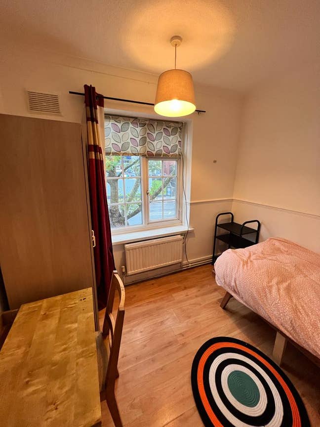 Bright Single Room Main Photo