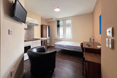 Studio in LS4 Available Now! (Students Only) Main Photo