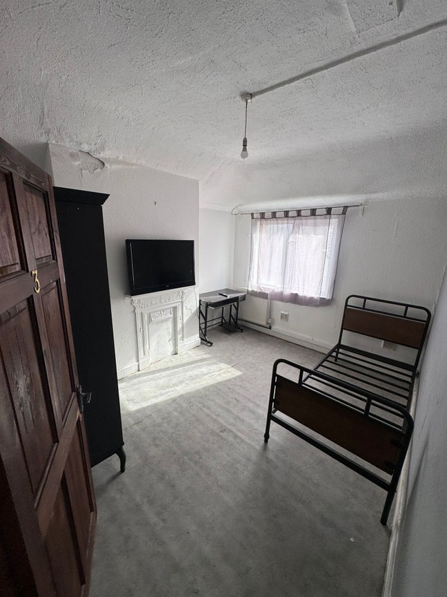 Spacious room in central Coulsdon  Main Photo