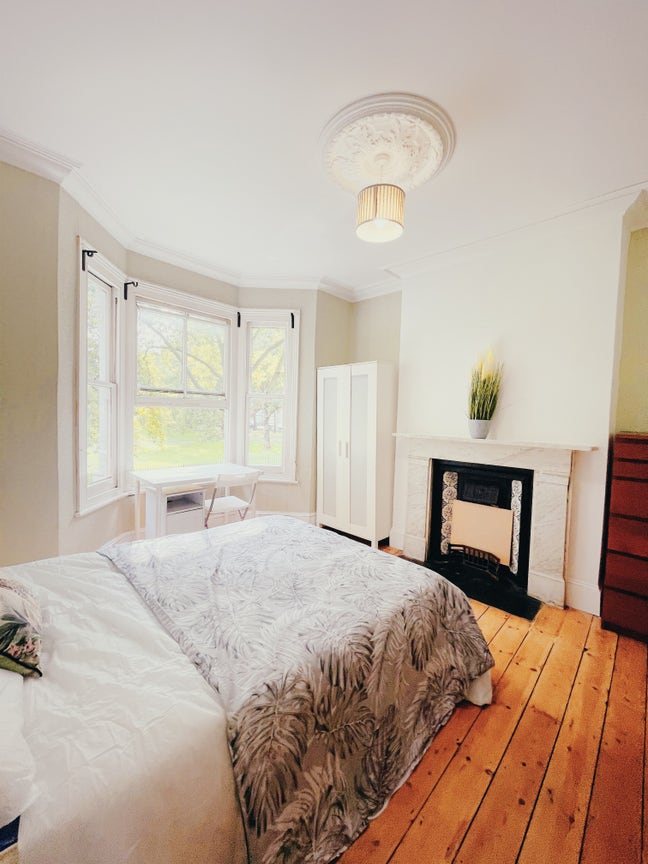 Bright Double Room Overlooking Park – Surrey Quays Main Photo