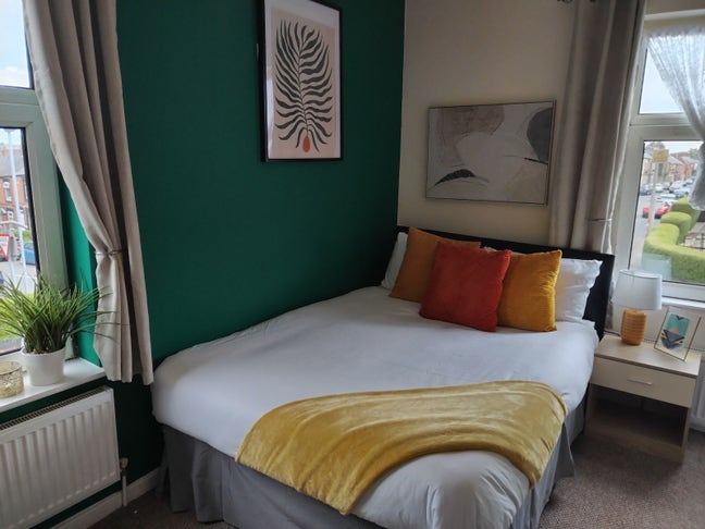 Large ensuite double. All inclusive  Main Photo