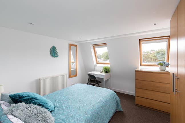 🌟Bright, Airy Double Room /Free Parking🚐  Main Photo