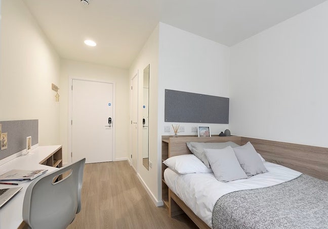 En-suite gold room at St Mungo's Student Roost Main Photo