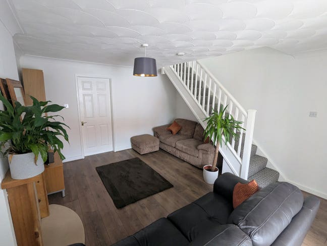 Spare Room in 2-Bed Semi with Garden & Parking Main Photo