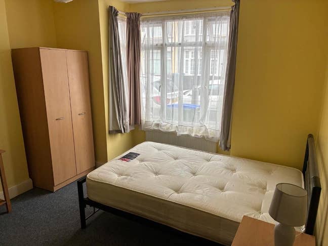 Large Downstairs Room in Clean Shared House Main Photo