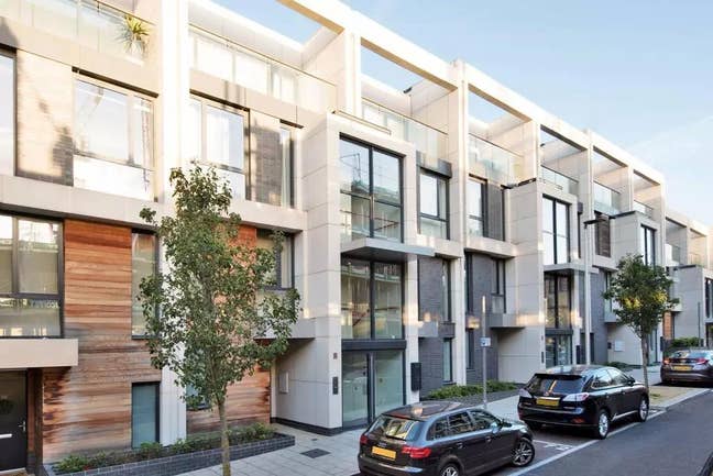 Very Modern and Best Location in  Greenwich Main Photo