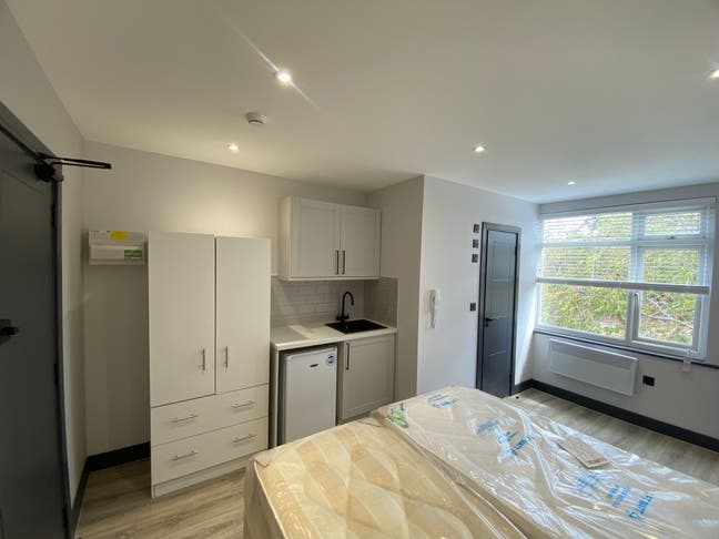 Spacious Studio Flat with Private Ensuite Main Photo