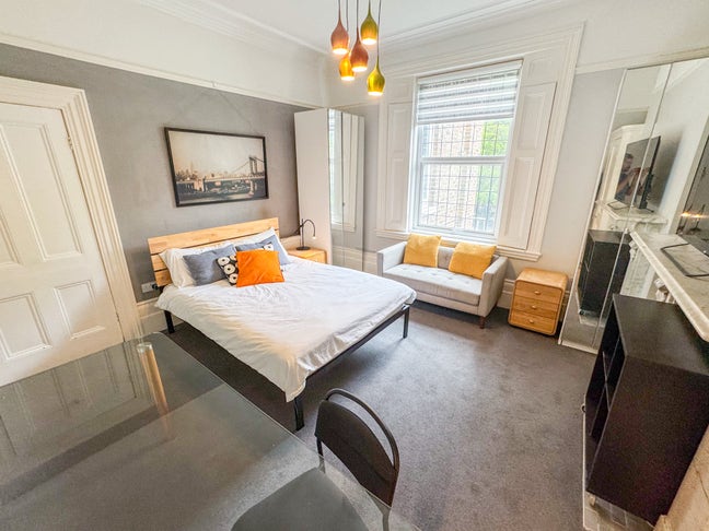 Huge Garden Facing Room with All Bills Included Main Photo