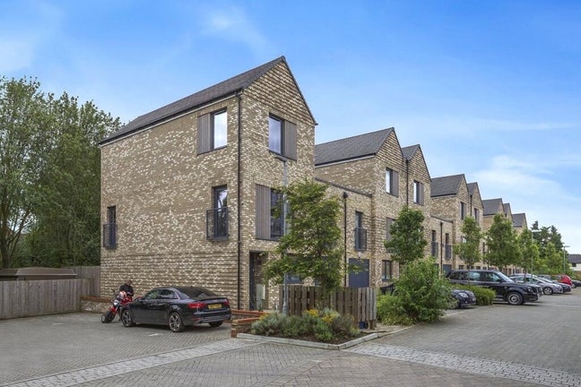 Stunning 4 Double Bedroom House - 2 Rooms Free Main Photo