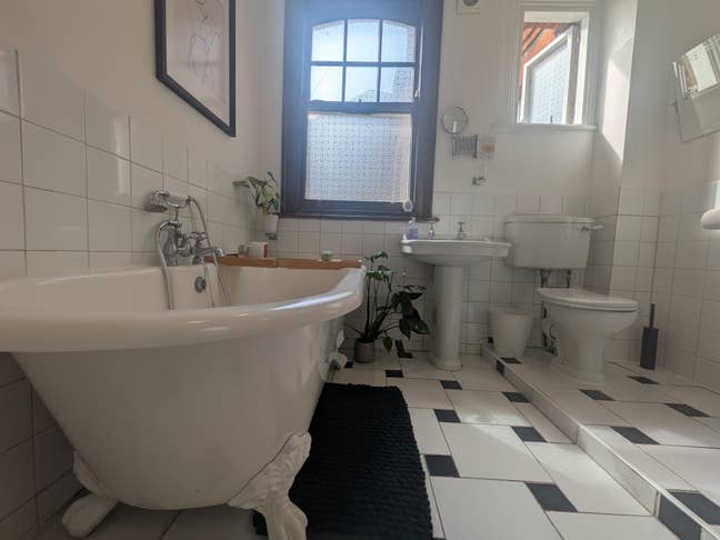 Character - Walking Distance to Southgate Station  Main Photo