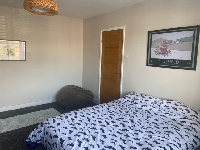 Spacious double bedroom in S35 Main Photo
