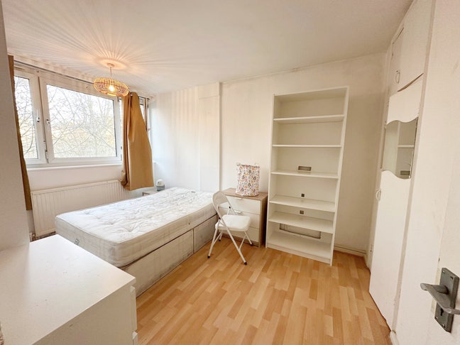 Large Bright Room 5 Min to Station Main Photo