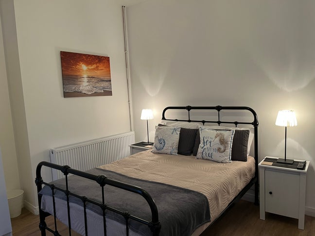 Large Modern Rooms in High Street Godalming Main Photo