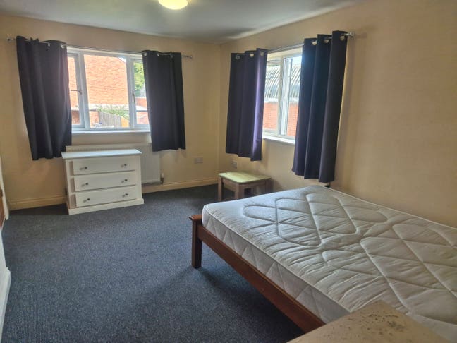 Lovely large Double room with own private ensuite Main Photo