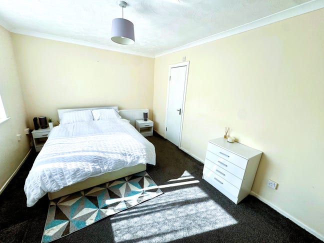 2 Double Rooms, 1 Ensuiite Room Chigwell £850-£995 Main Photo