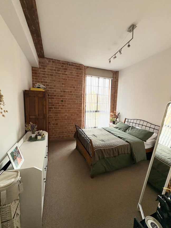 Large double room in Central Beeston Main Photo