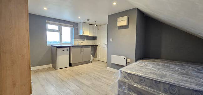 DSS-Studio Flat Available in  Greenford UB6 Main Photo
