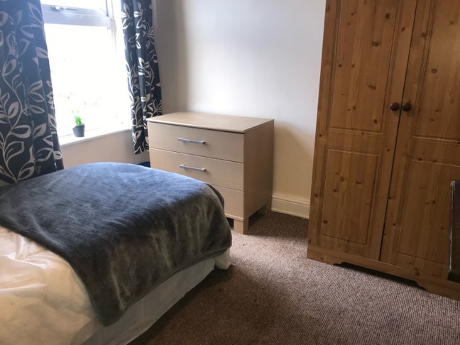 Room within  5 mins walk to town Main Photo