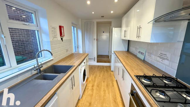 Spacious Room in Student House, Great Location Main Photo