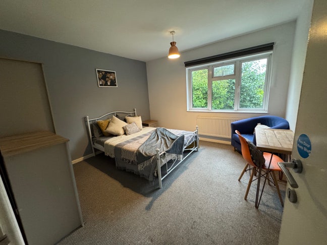 Modern clean double room near Moulton  Main Photo