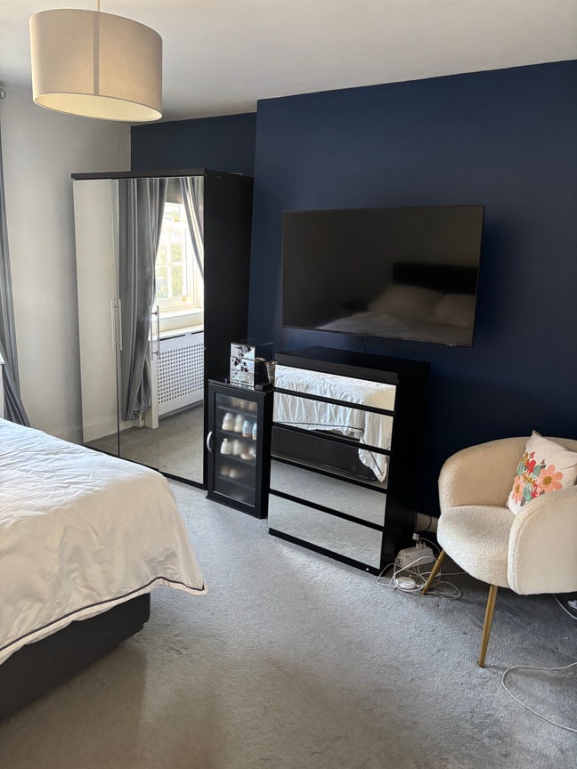 A spacious double room available. Main Photo