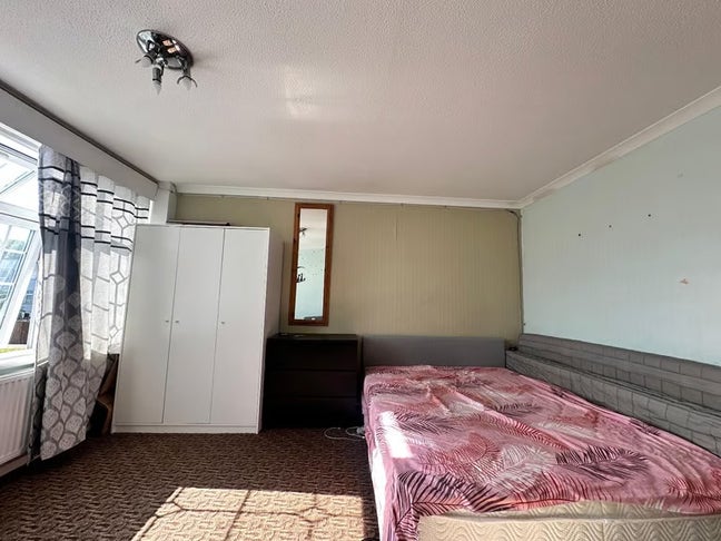 Spacious and Cosy Double Room for Rent in - CR4  Main Photo