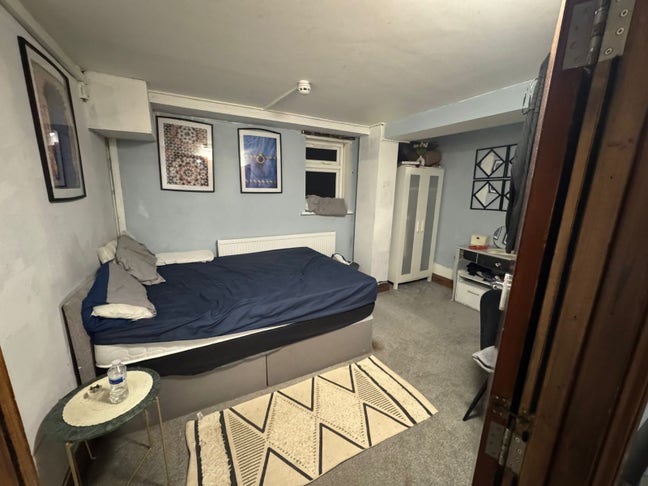 Spacious and Cosy Double Room for Rent in  KT3  Main Photo