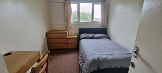 Small Double Bedroom with all bills included Main Photo