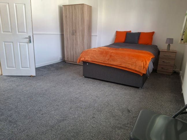 Newly Refurbished Luxury Bedrooms! Prime Location. Main Photo