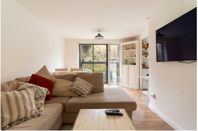 Lovely flat located close to Preston Park Station Main Photo